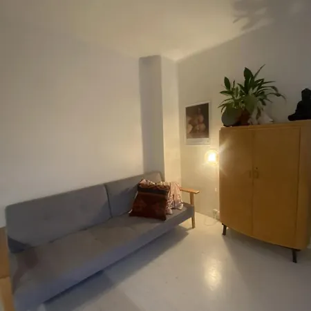 Huoneisto Cozy Two-bedroom Close To The Center *
