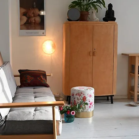 Huoneisto Cozy Two-bedroom Close To The Center *