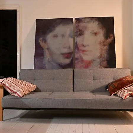 Huoneisto Cozy Two-bedroom Close To The Center *