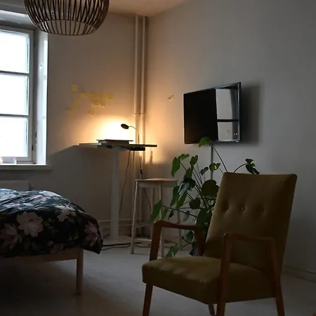Huoneisto Cozy Two-bedroom Close To The Center *