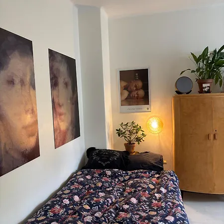 Huoneisto Cozy Two-bedroom Close To The Center *